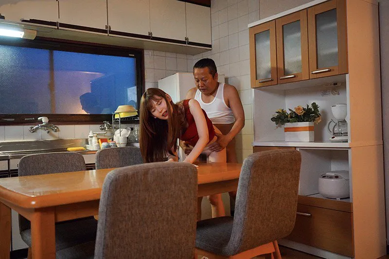 ái nữ bị chồng mới của mẹ phang mỗi ngày, cho dù đã có người yêu