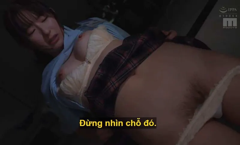 Ông sếp lập mưu "dạy dỗ" cô nhân viên dưới quyền kiêu kỳ lười nhác, suốt ngày chỉ mải mê chat chit cùng người yêu.